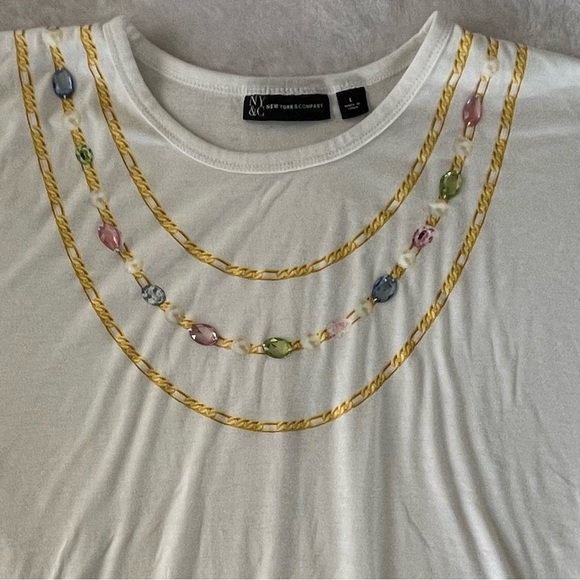 White vintage t-shirt with colorful beaded neckline. - Picture 2 of 3